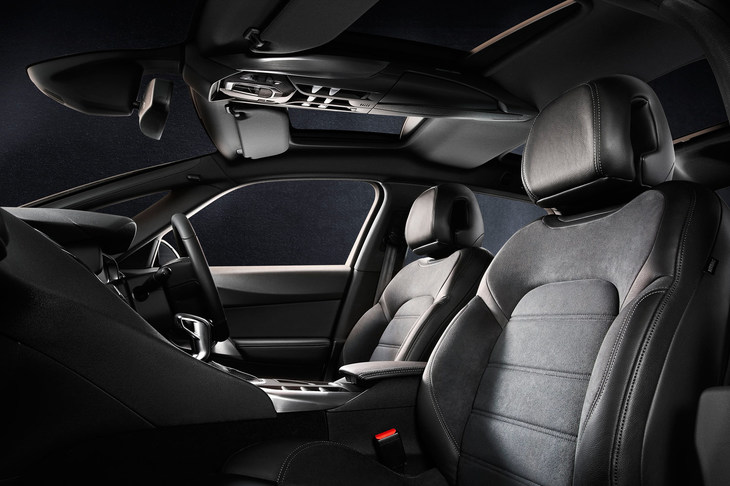 「DS 5」のインテリア。センターコンソールと対をなすデザインのオーバーヘッドコンソールと、それによって左右に分断されたガラスルーフに注目。