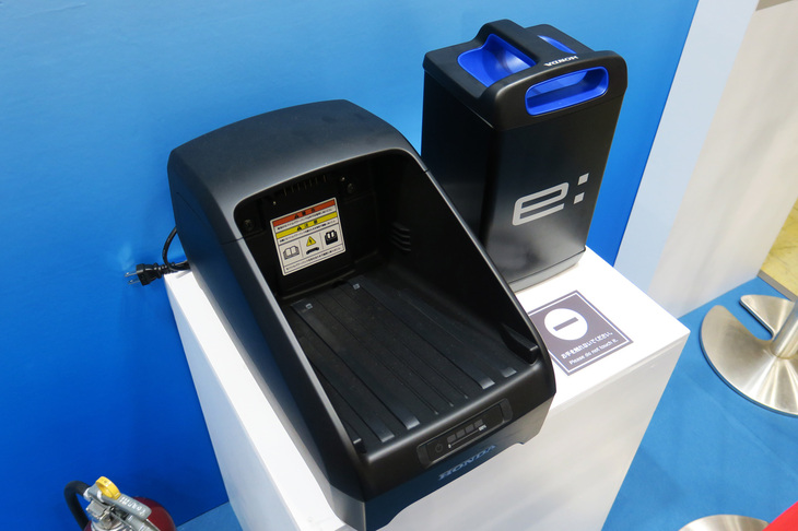 「ホンダEM1 e：」に用いられる脱着式バッテリー「Honda Mobile Power Pack（モバイルパワーパック）e：」と、同バッテリーの充電器。