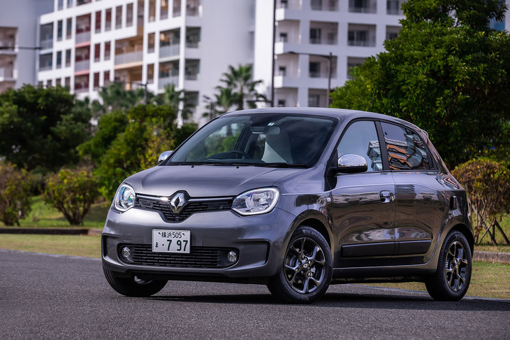 2021年5月13日に仕様変更を受けた5段MT搭載の「トゥインゴS」。リアカメラやプライバシーガラスが標準で装備されたほか、エンジンの出力が65PSとなり、燃費が約7％向上するなどの改良が行われた。車両本体価格は189万円。