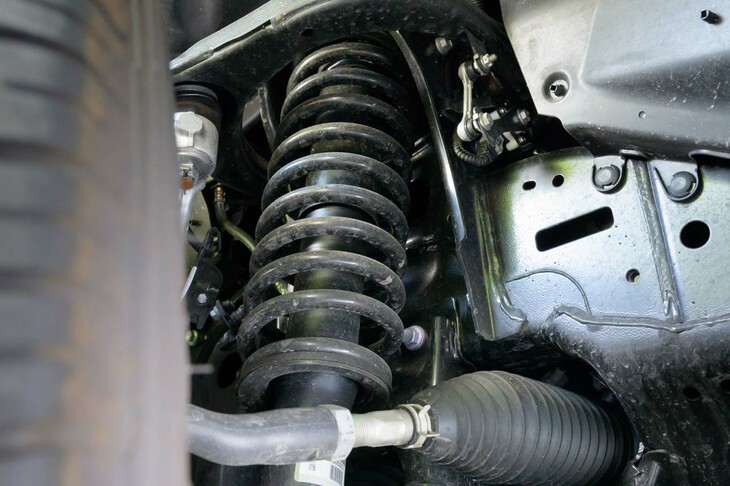 足まわりはフロントがダブルウイッシュボーン式でリアがトレーリングリンク車軸式。空気ばねと油圧回路による「アクティブハイトコントロールサスペンション」が標準装備で、底づきと故障時に備えてコイルも残されている。