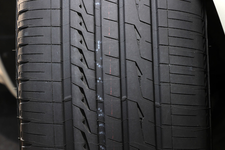 SUV特有の使われ方を考慮し、トレッドパターンには左右非対象のデザインを採用。ブロック剛性を最適化することで、耐摩耗性能の向上も図っている。