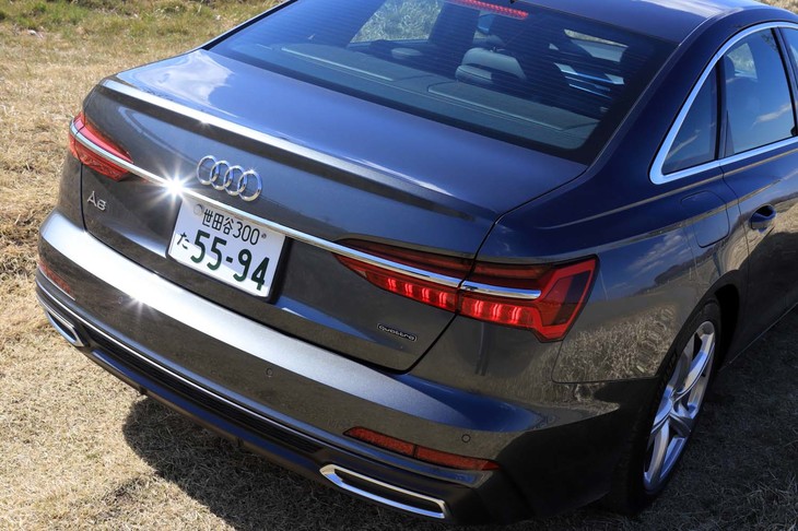 前後のフェンダー上部をブリスター化するなど、1980年に誕生した通称「ビッグ・クワトロ」のエクステリアデザインをモチーフとしている。