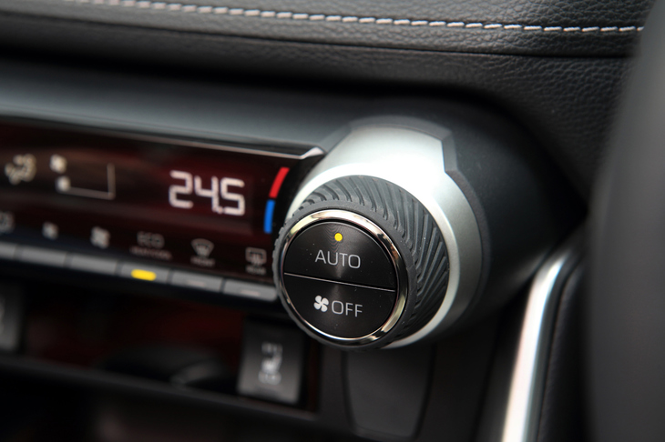 エアコンの温度調整ダイヤルには溝を切ったラバーが巻かれている。