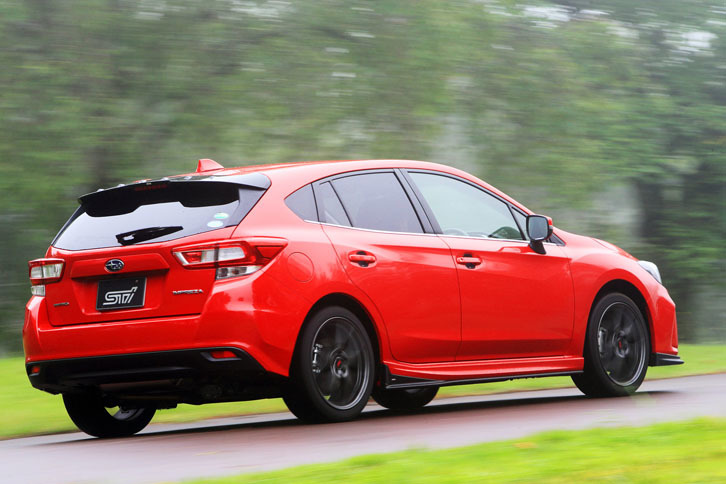 シャシー性能を高める装備として、「フレキシブルドロースティフナー」と「ラテラルリンクセット」がラインナップされる。