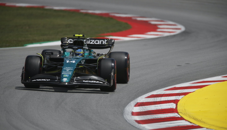 アストンマーティンのフェルナンド・アロンソ（写真）は7位でレースを終えた。母国ファンの前で気合十分だったが、路面が所々ぬれた状態の予選では、Q1中に最終コーナーでコースオフ、グラベルでフロア下にダメージを負ったことで、マシンのポテンシャルを引き出せずに9番手タイム、ピエール・ガスリーの降格ペナルティーで8番グリッドとなってしまった。レースでも過去6戦の勢いは見られず、アロンソは今季初めて4位以下でのフィニッシュ。僚友ランス・ストロールは5番グリッドから6位。今季これまでランキング2位をキープしていたアストンマーティンは、メルセデスに逆転を許すこととなった。（Photo=Aston Martin）
	 