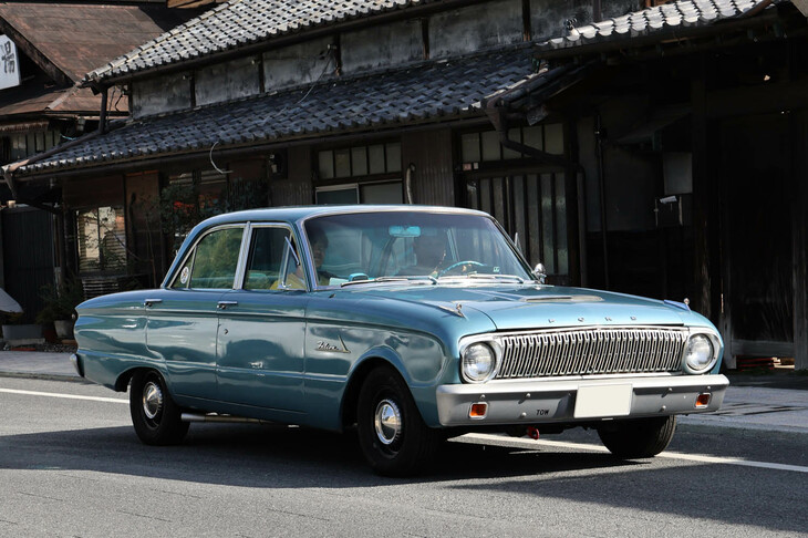 1962年「フォード・ファルコン」。パワーユニットはこの個体が積んでいるベーシックな2.4リッター、またはオプションの2.8リッターの直6。加えて1962年型からは4.3リッターV8も用意された。