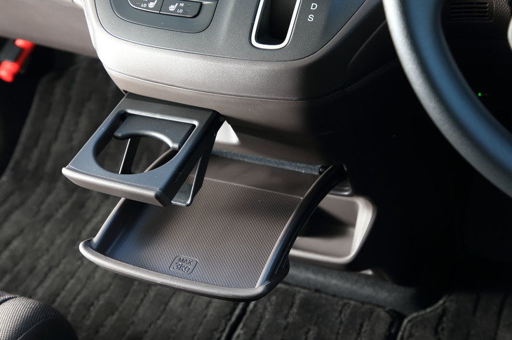 豊富に用意された収納スペースも「フリード」の魅力。ダッシュボードのドリンクホルダーとテーブルは格納式で、使わないときは邪魔にならないようしまっておける。