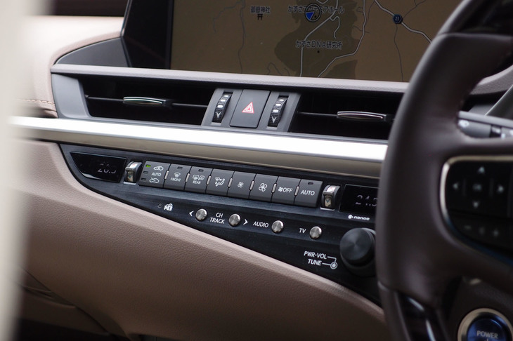 レクサスES300h“バージョンL”（エアコンおよびオーディオのスイッチ）