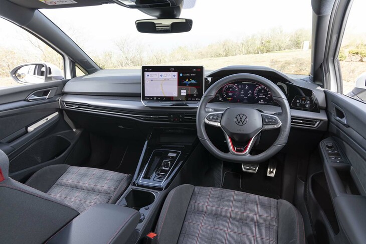 最大のトピックはインターフェイスの刷新で、12.9インチのタッチスクリーンを備えた新インフォテインメントシステム「MIB4」を採用。音声操作機能「IDAボイスアシスタント」も搭載された。