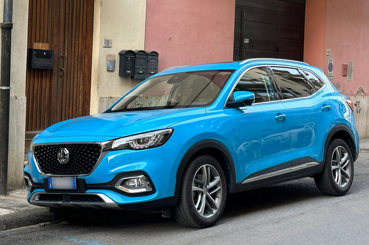 これはフェイスリフト前の「MG EHS」。シエナ近郊で2024年8月撮影。