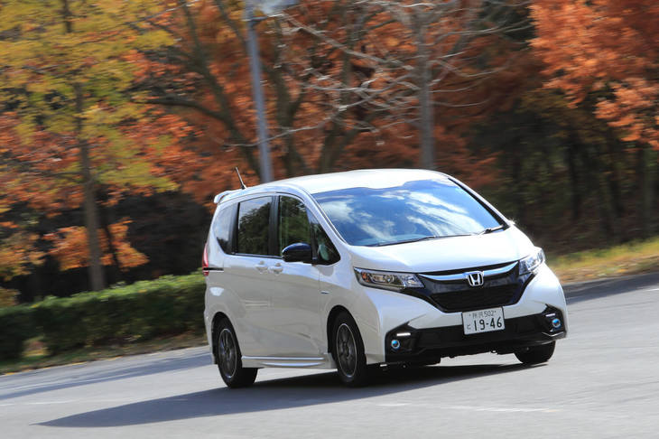 「モデューロX」の第4弾となった「フリード」。専用装備として、エアロパーツやサスペンション、15インチアルミホイールなどを装着。インテリアもブラックを基調としたクールな仕上げとなっており、シート表皮が専用デザインとなるのも特徴だ。ハイブリッド仕様とガソリン仕様の両方が用意されるのも魅力で、この日は試乗車としてハイブリッド仕様が用意されていた。