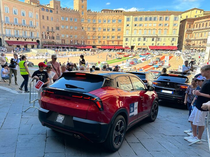 ウィンドウとグリーンハウスのグラフィック処理は、意見が分かれるところであろう。しかし中世の建築物と対峙（たいじ）するだけのマッス感は十分にあると感じられた。