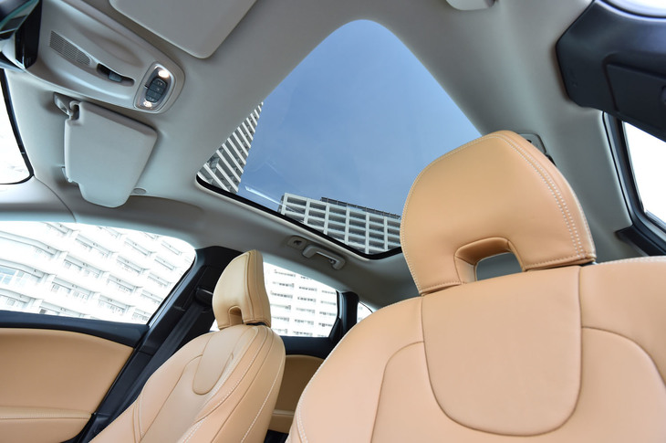 前後席の頭上に広がる、大きな「パノラマ・ガラスルーフ」。「モメンタム」「インスクリプション」「R-DESIGN」の各グレードにオプションとして用意される。