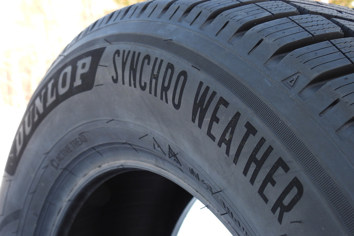 製品名の「シンクロウェザー」には、「あらゆる天気・路面にシンクロするタイヤ」という意味が込められている。