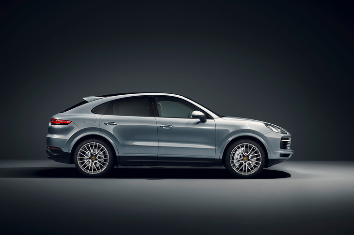 20インチアルミホイールやポルシェアクティブサスペンションマネジメントシステム（PASM）を標準装備。