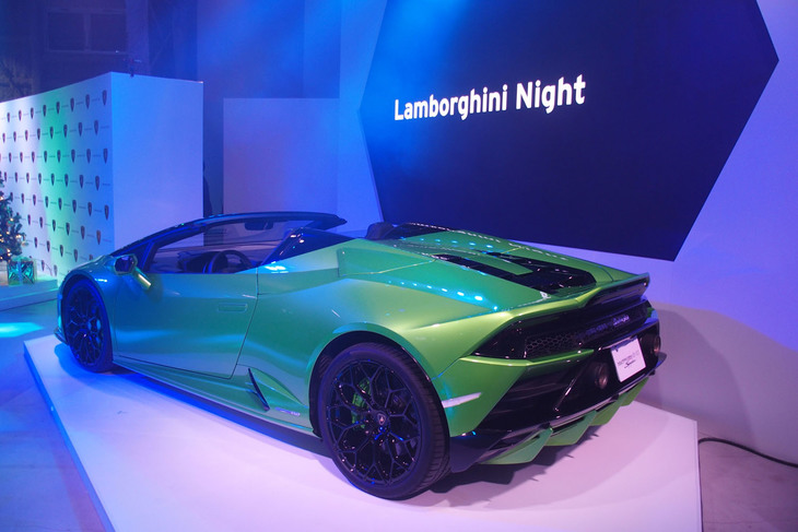 クリスマスツリーに合わせ、グリーンの外装色をまとった「ウラカンEVOスパイダー」。