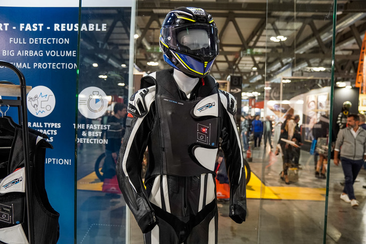 こちらはフランス「HELITE」のエアバッグベスト。ライディングジャケットやレーシングスーツの上から着用するタイプで、転倒を独自に検知してシステムを作動させる。車体に装着するインパクトセンサーと連動させることもできるという。