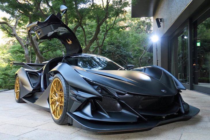 こちらは「インテンサエモツィオーネ」のプロトタイプ。同社はモノコックからサブフレーム、クラッシャブルゾーンまで、ボディーのすべてがカーボンで出来ている。