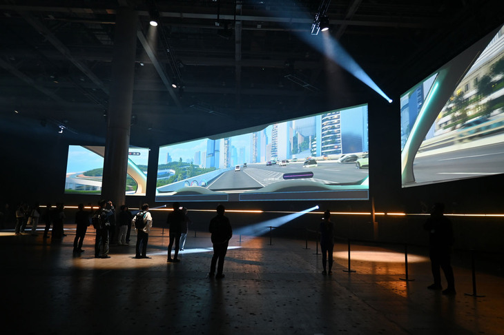 まずは広々とした空間で、巨大スクリーンを通して「未来の東京」をイメージ。