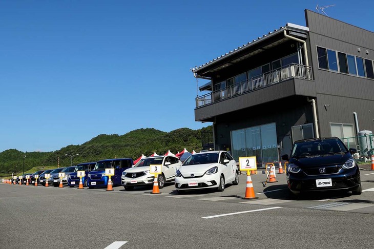 ショーワの説明会・試乗会は栃木の塩谷プルービンググラウンドで開催された。2015年秋に設立された試験用施設で、直線路や旋回路のほか、特殊路面のコースなども有している。