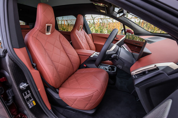 マッサージ機能が組み込まれた電動フロントシートは、65万2000円の「ラウンジパッケージ」に含まれるオプションアイテム。表皮は肌触りのいい「ナチュラルレザーカスタネア」で仕立てられていた。