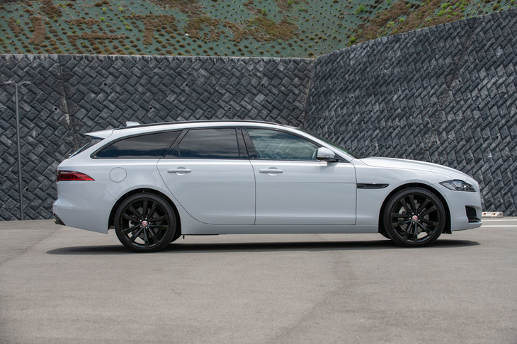 全長4965mm、ホイールベース2960mmという数値はセダンと同一。ルーフラインを伸長することによって美しいシルエットを実現している。