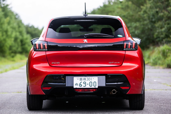 テールランプにも「ライオンがつけた3本の爪痕」をモチーフとしたデザインを採用。左右のランプ部分は、ブラックバンドと名付けられたガーニッシュでつなげられている。「GTライン」では、ルーフ後端に取り付けられるアンテナがショートタイプとなる。