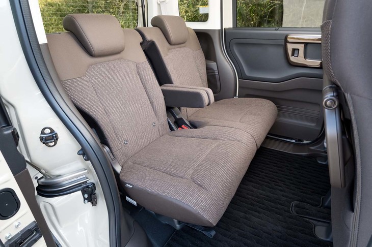 2列目シートは左右個別に前後スライドが可能。写真はどちらも一番前にスライドしたシーンで、それでも足元空間はご覧のとおりの広さ。