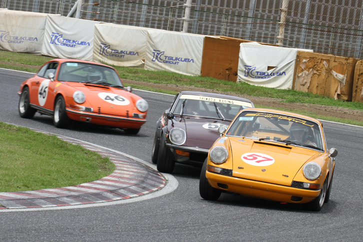 サスペンションの改造のみが許されたP68/75レース（1968年前後のモデルによるP68レースと1970～75年のP75レースの混走）で、三つどもえのバトルを見せた、（写真手前から）1968年「ポルシェ911S 2.0」、1972年「日産フェアレディ240Z-G」、そして1970年「ポルシェ911 2.2」。結果は240Z-Gが優勝、911 2.2が2位、911S 2.0が3位。