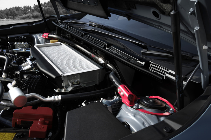 フロントに縦置き搭載される2.4リッター水平対向4気筒ターボエンジン「FA24」は、最高出力275PS/5600rpm、最大トルク375N・m/2000-4800rpmを発生。エンジンルームには「STI製フレキシブルドロータワーバー」が備わる。