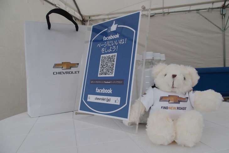 パドック内の参加者休憩用テントに置かれたシボレー純正のテディーベア。