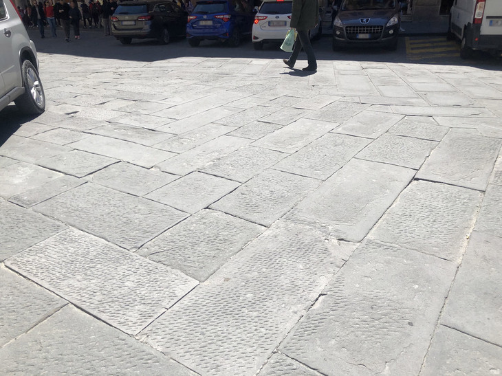 イタリア・シエナで。石畳は歴史的旧市街の景観を美しくする反面、クルマにとっては決して優しくない。