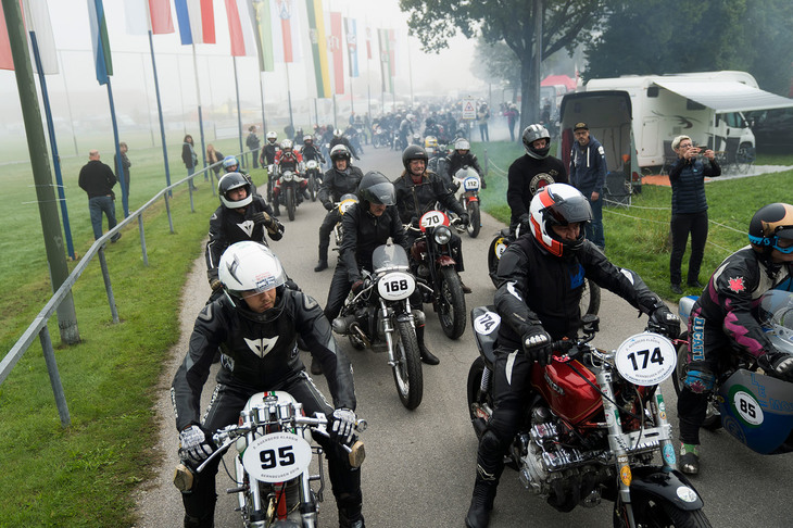 パドックからスタート地点まで、一般道を含む約1kmの道のりを、およそ200台のエントリーマシンが一斉に移動する。