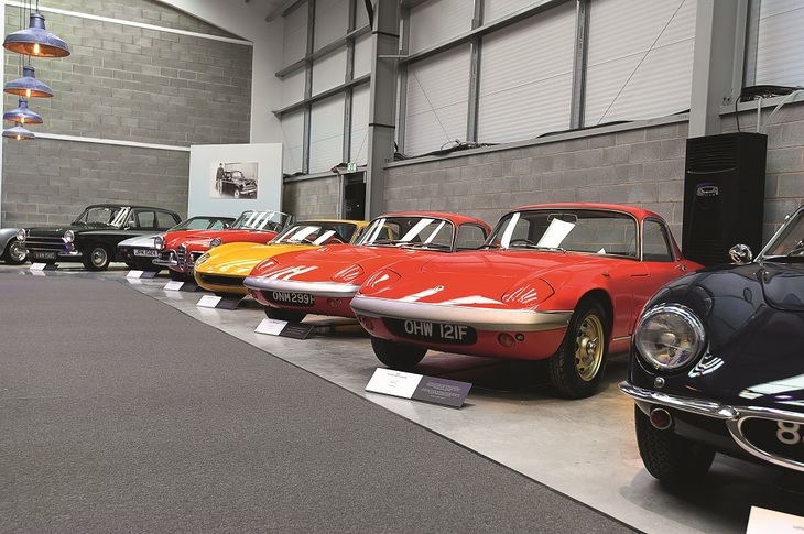 マレーは気に入ったクルマを個人的にコレクションしている。軽量なクルマばかりで、日本車では「ホンダS800クーペ」がある。「フィアット500」が特に好きだそうで、そのうちの1台にはヤマハ製二輪エンジンを搭載したとのこと。ロータスの「エリート」と「エラン」、そして「デ・トマゾ・ヴァレルンガ」の姿が見える。