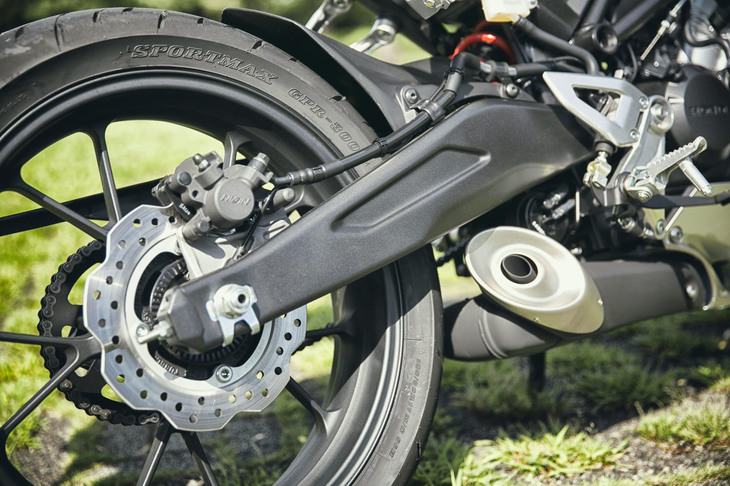 マフラーは特徴的なショートタイプ。重量物を車体の中央に寄せることで、軽快感のあるハンドリングを追求した。