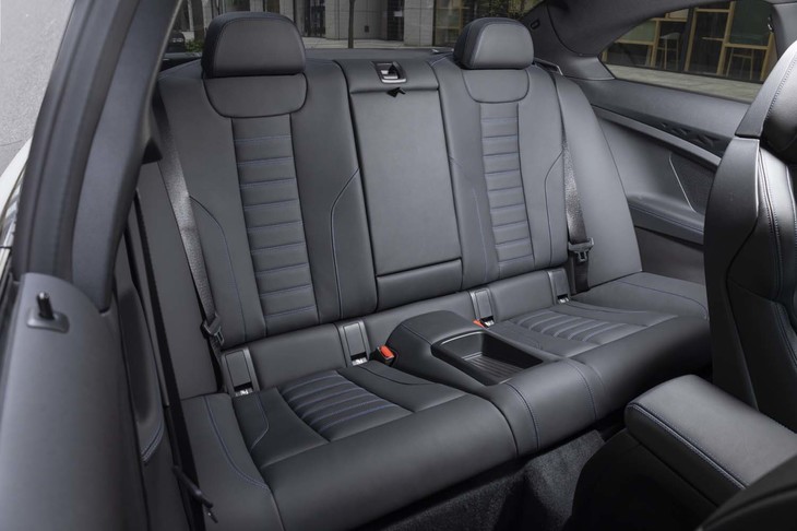 乗車定員は4人。後席足元の空間はそれなりに確保されているが、天井が低いのが大人が座るにはちょっとネック。