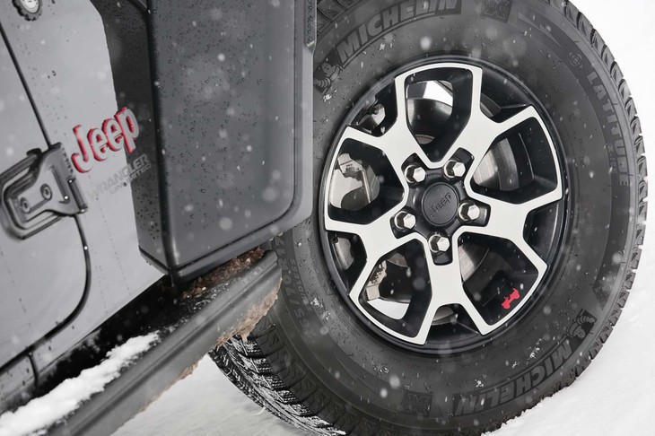 赤いアクセントが目を引く「ラングラー アンリミテッド ルビコン」の17インチアルミホイール。
