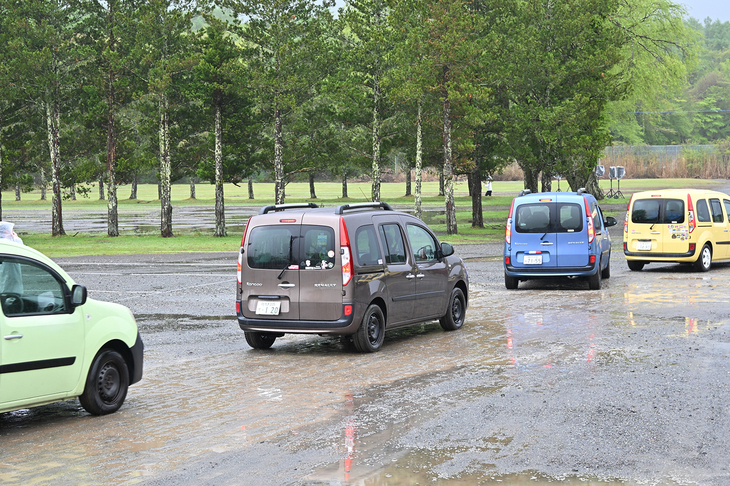 入場を待つ「カングー」の列。大雨で地面が泥田のようになってしまった。