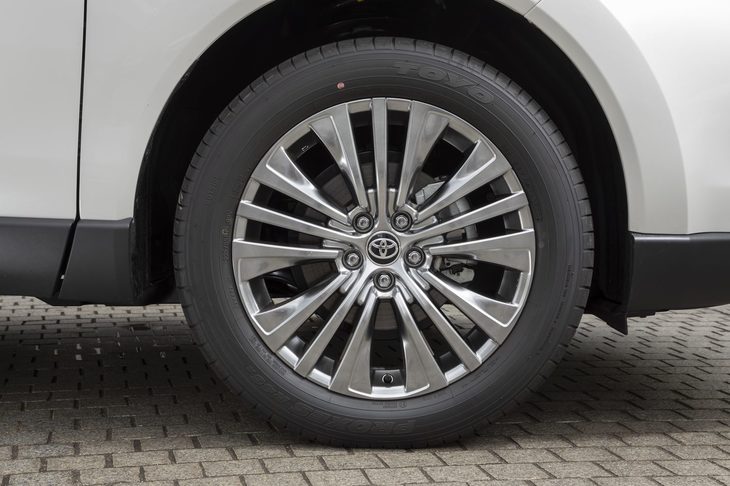 タイヤ＆ホイールは「Z」が19インチで「G」が18インチ（いずれも“レザーパッケージ”を含む）、「S」が17インチを履く。