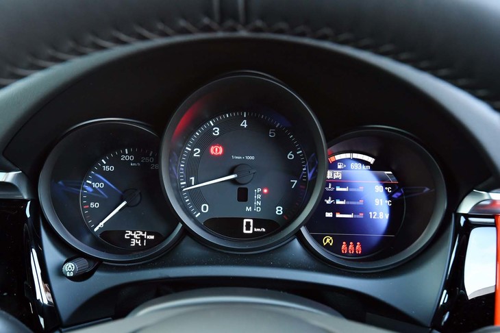 3つの円形メーターで構成される計器盤。右側がインフォメーションディスプレイになっている。