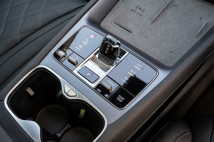 センターコンソールには車両のスタート／ストップスイッチやシフトセレクター、ドライブモードセレクターなどを配置。このあたりの操作系は、比較的オーソドックスだ。