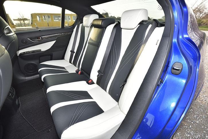 リアシートのデザインも、フロントのスポーツシートと共通のイメージでまとめられている。