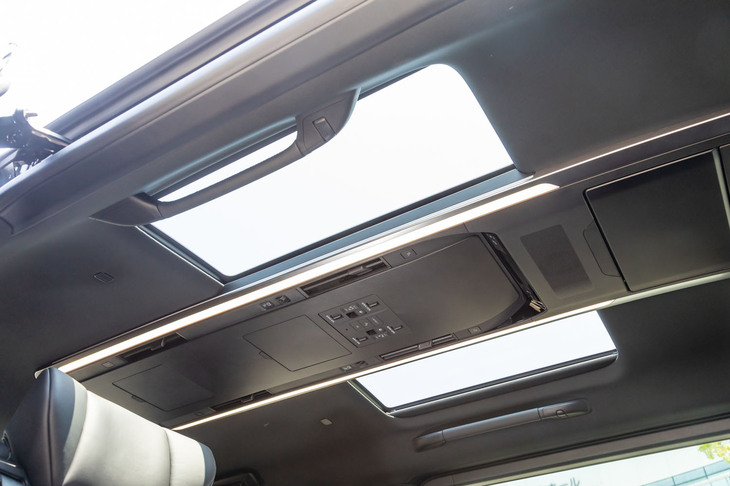 ルーフシェードを開けたところ。大型のオーバーヘッドコンソールを挟んで、左右の乗員の頭上を個別に開閉できる。