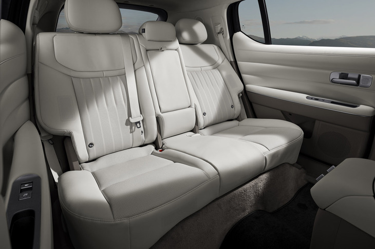 ヘッドルームやショルダールームを広げ、従来型よりも後席の居住性を向上。後席ドアの開口角度も見直されている。