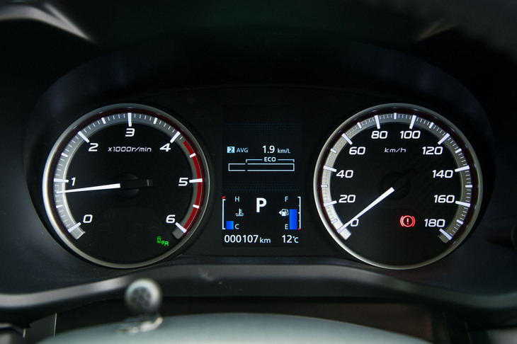 メーターパネルはシンプルな2眼式となるが、数字が立体的に見えるデザインとすることで視認性が高められている。