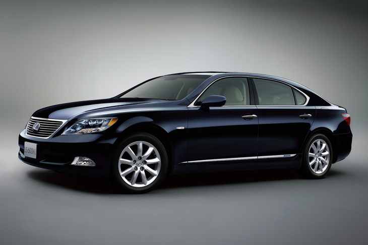 先代の「レクサスLS」。スピンドルグリルが採用される前の前期モデルは、非常に繊細で微妙な面構成が特徴のセダンだった。