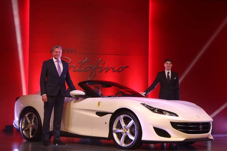 プレゼンテーションを行った、フェラーリ極東・中東エリア統括CEOのディーター・クネヒネル氏（写真左）、フェラーリ・ジャパン＆コリアのリノ・デパオリ代表取締役社長（同右）。クネヒネル氏はリゾート地であるポルトフィーノの名称を採用したことについて「人生の楽しさを謳歌（おうか）できる場所であり、フェラーリを所有することに通ずるものがあるからだ」と説明した。