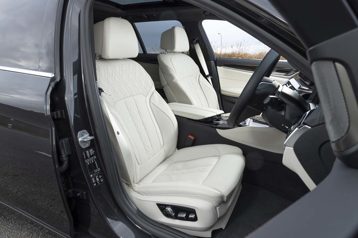 「523dツーリング ラグジュアリー エディションジョイ＋」の内装色はアイボリーホワイト×ブラック。エントリーモデルの「523i」を除く全グレードでレザーシートが標準装備となっている。