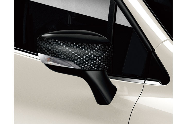 「ルノー・ルーテシア アイコニック」のドアミラー。縫製をイメージしたデカールが貼られる。