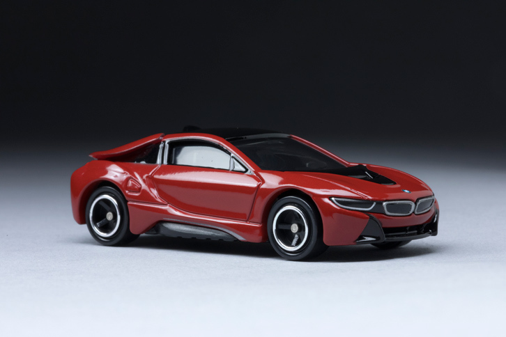 電動パワートレイン搭載車に特化したサブブランドとして、2011年に発足した「BMW i」。「i8」は同ブランド初のプロダクトとして、コンパクトカーの「i3」とともに2013年にデビューした。（写真＝郡大二郎）